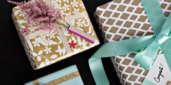 Regali impacchettati e decorati con alcuni elementi floreali
