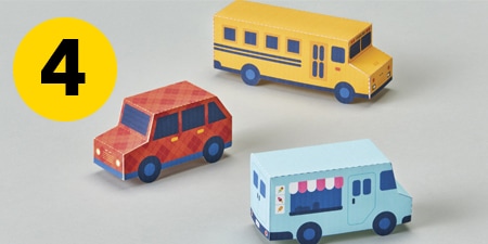 Passo 4 - tre automobili di carta su un tavolo
