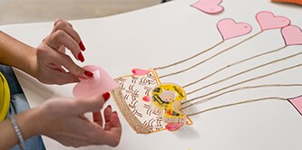 Ragazza che crea opere d'arte con il nastro biadesivo Scotch®
