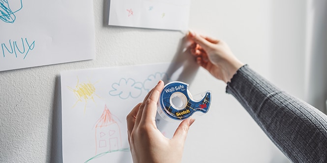 Appendere l'arte dei bambini su una parete usando il Nastro adesivo Wall-Safe Scotch®
