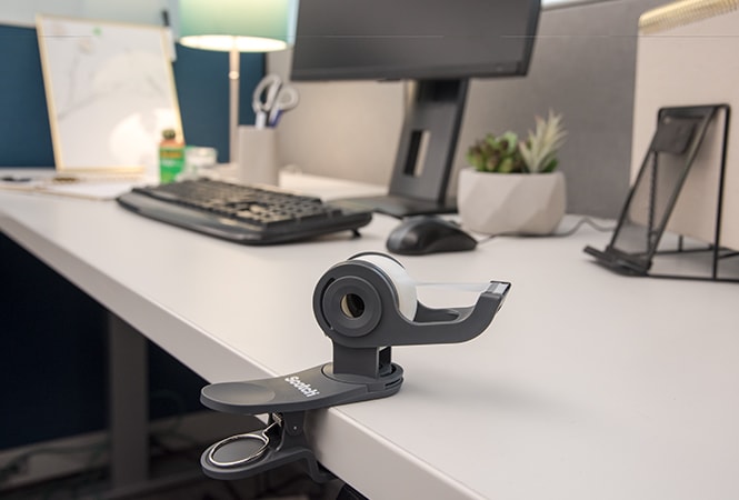 Dispenser per nastro adesivo da tavolo Scotch™ Clip & Twist in uso
