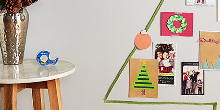 Decorazioni natalizie attaccate a una parete utilizzando il Nastro adesivo Wall-Safe Scotch®
