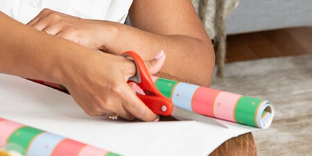 Tagliare carta da imballaggio con le forbici Scotch™
