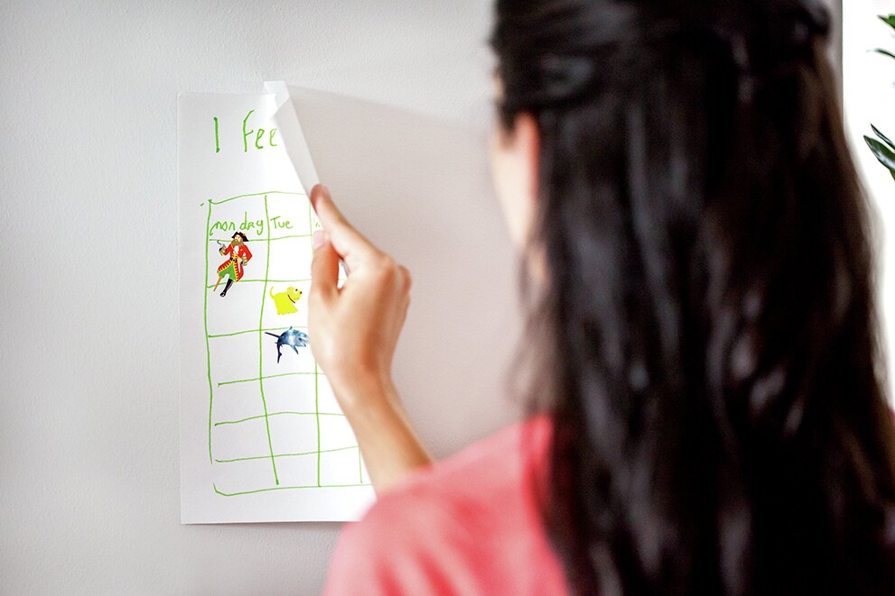 Lady rimuovendo poster dal muro