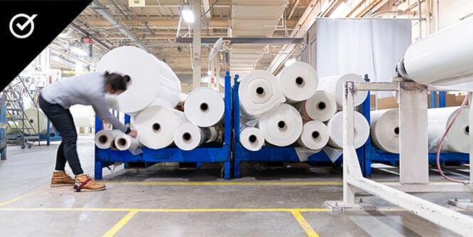 Grandi rotoli di carta in un magazzino di produzione
