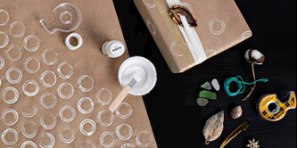 Progettare carta da imballaggio utilizzando un rotolo vuoto di Nastro Scotch® e un po' di vernice
