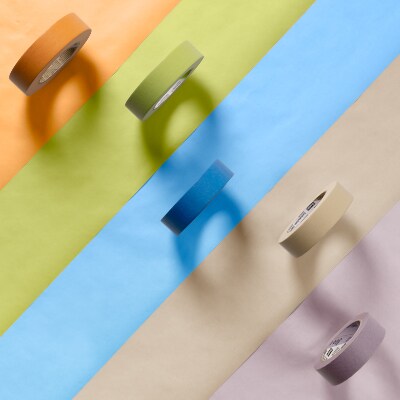 Nastri Scotch Blue™ arancioni, verdi, blu, beige e viola che attraversano in diagonale l'immagine.