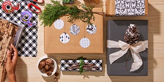 Creare decorazioni regalo da elementi naturali e verdi come pigne o agrifoglio
