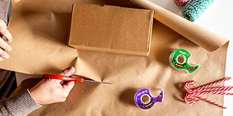 Creare un aspetto minimalista per l'impacchettamento regalo con carta da imballo semplice e bastoncini di zucchero
